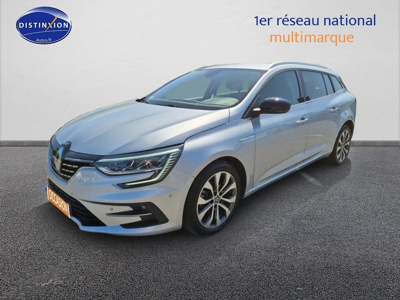 Renault Mégane Break gris titanium vue 3/4 avant droit avec phares LED et jantes alliage.
