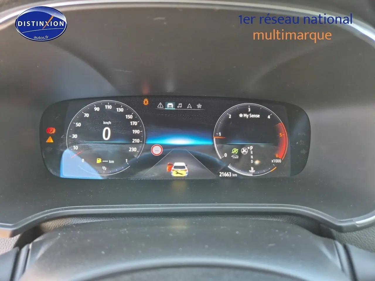 Affichage numérique du tableau de bord de la Renault Mégane Break 2024, montrant la vitesse et le régime moteur.