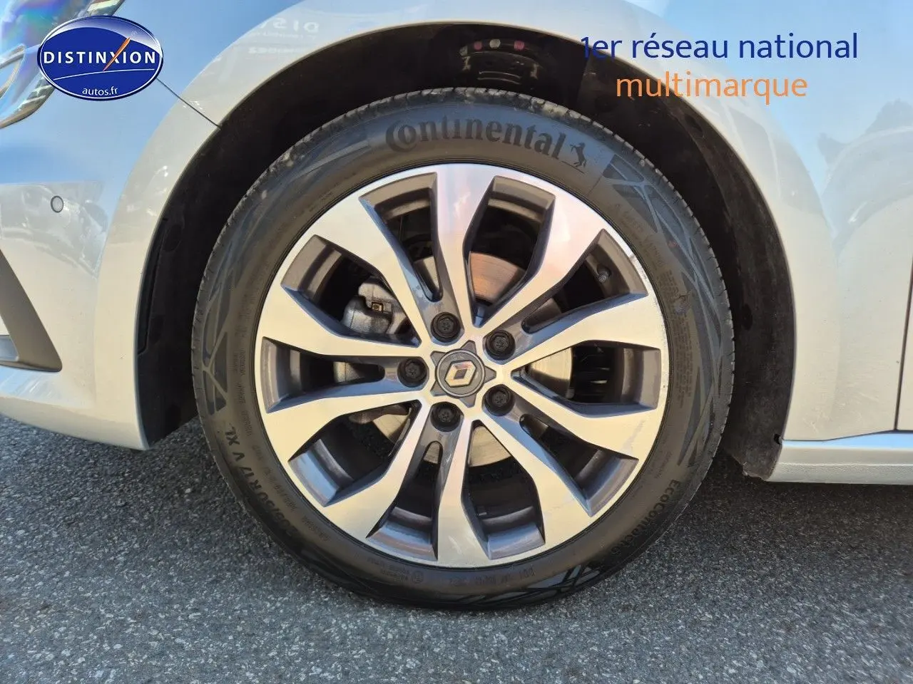 Gros plan sur la jante alu avant droite gris titanium de la Renault Mégane Break 2024 avec logo central Renault visible.