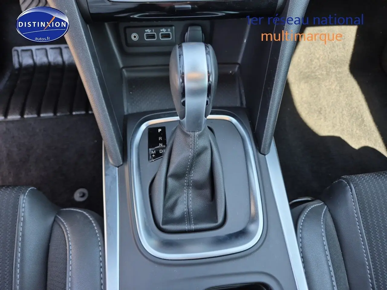 Gros plan sur la commande de la boîte automatique au centre de la console d'une Renault Mégane Break gris Titanium 2024.