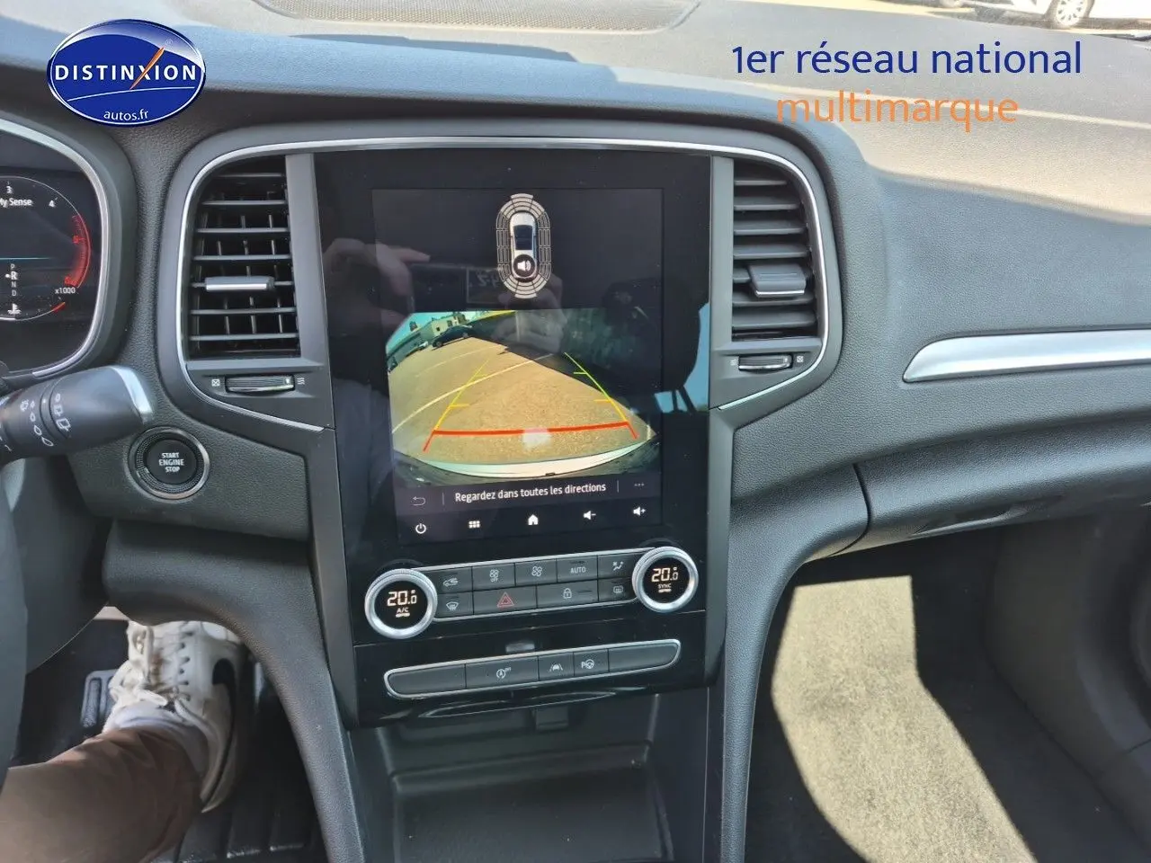 Vue intérieure centrée sur la console centrale tactile et le tableau de bord gris foncé de la Renault Mégane Break 2024.
