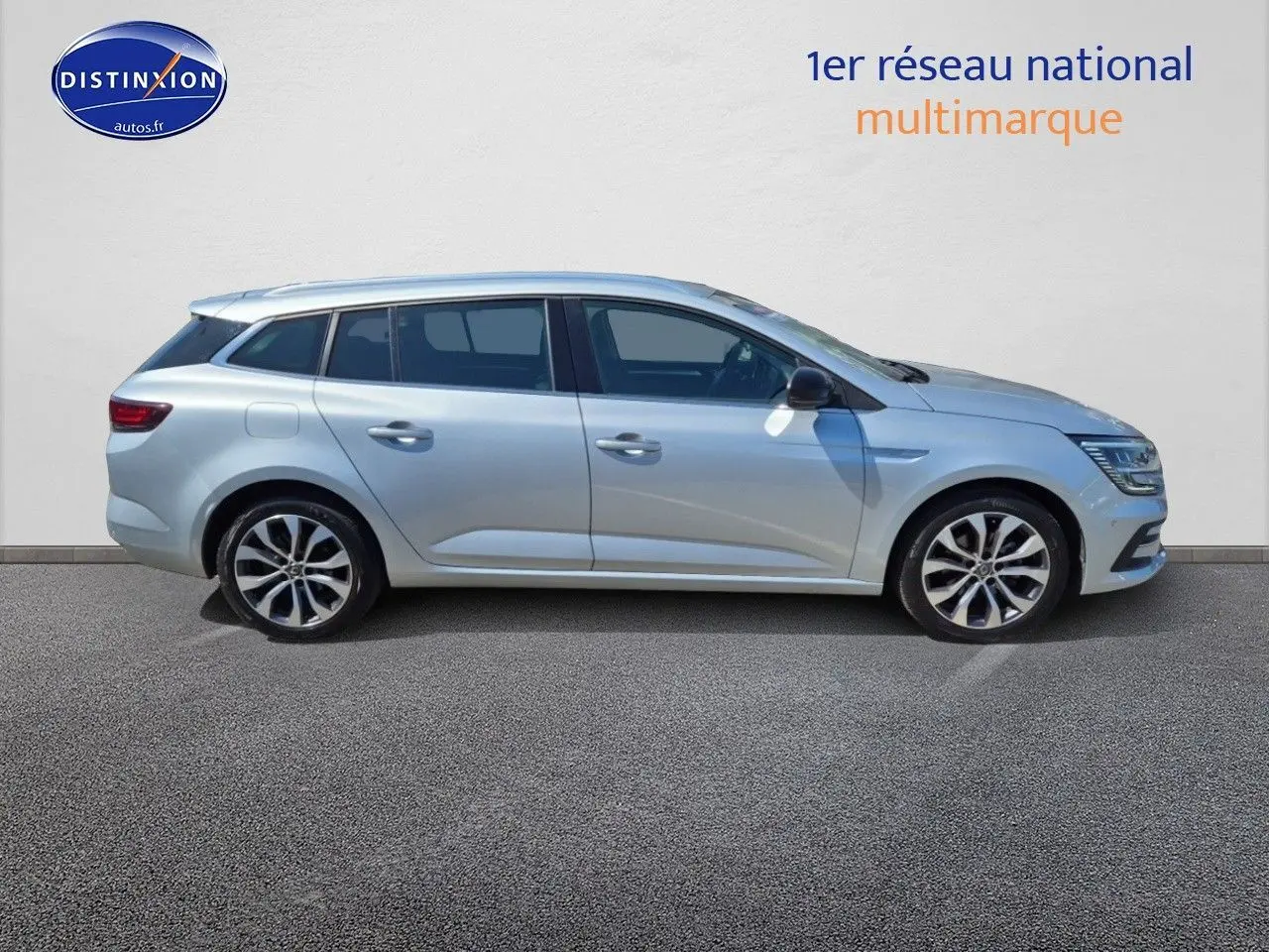 Profil latéral droit d’une Renault Mégane Break 2024 gris Titanium avec jantes alliage et vitres teintées.
