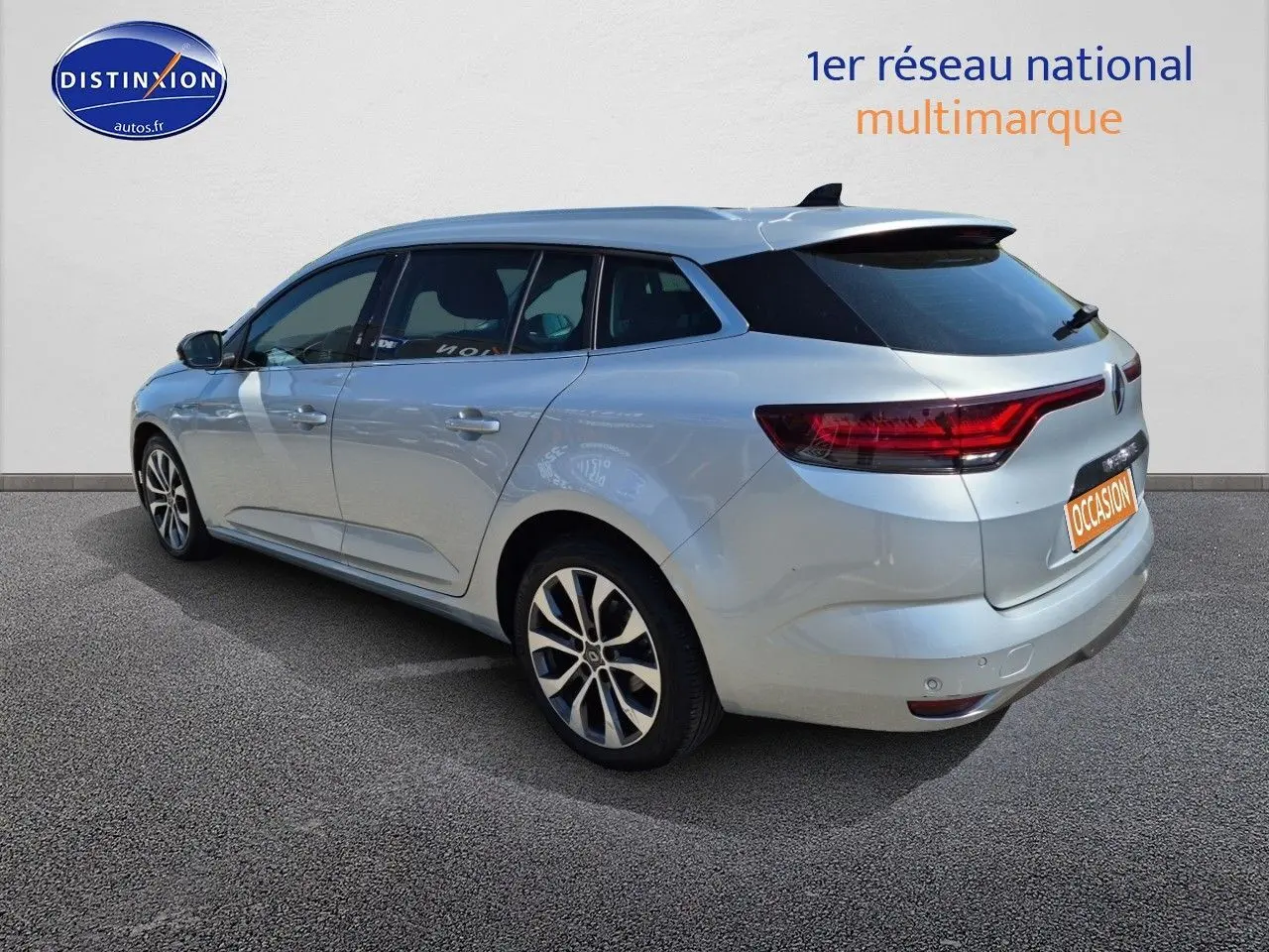 Renault Mégane Break gris titanium vue 3/4 arrière droit, feux LED et jantes alliage visibles.
