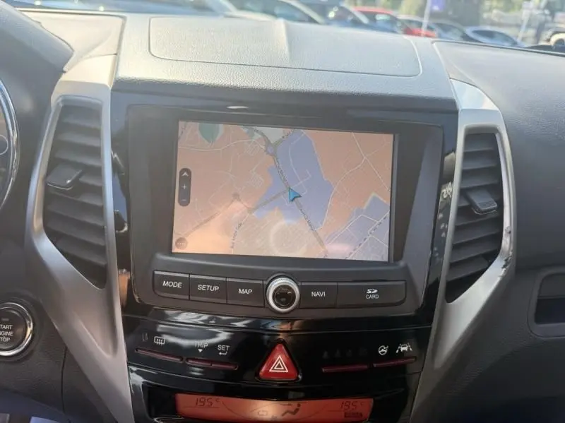 Vue rapprochée du tableau de bord du SsangYong Tivoli 2017 avec écran de navigation et commandes centrales visibles.