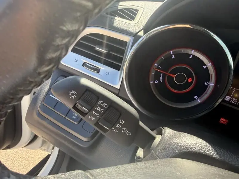 Vue rapprochée du commodo d’éclairage et du compte-tours du tableau de bord du Ssangyong Tivoli blanc 2017.