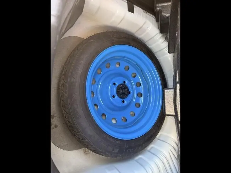 Roue de secours bleue dans le coffre d’un SSANGYONG TIVOLI blanc 2017, version diesel 2WD Sport Bi-Ton.