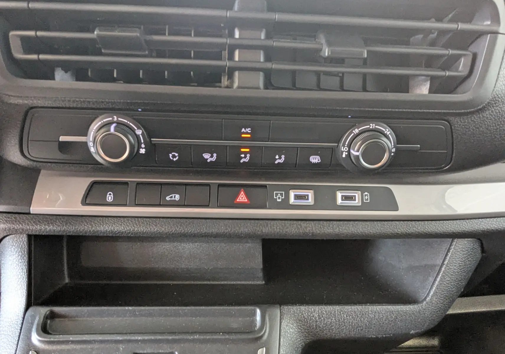 Détail du tableau de bord du Fiat Scudo Fourgon XL 145 EAT8 2024, montrant les commandes de climatisation et ports USB.