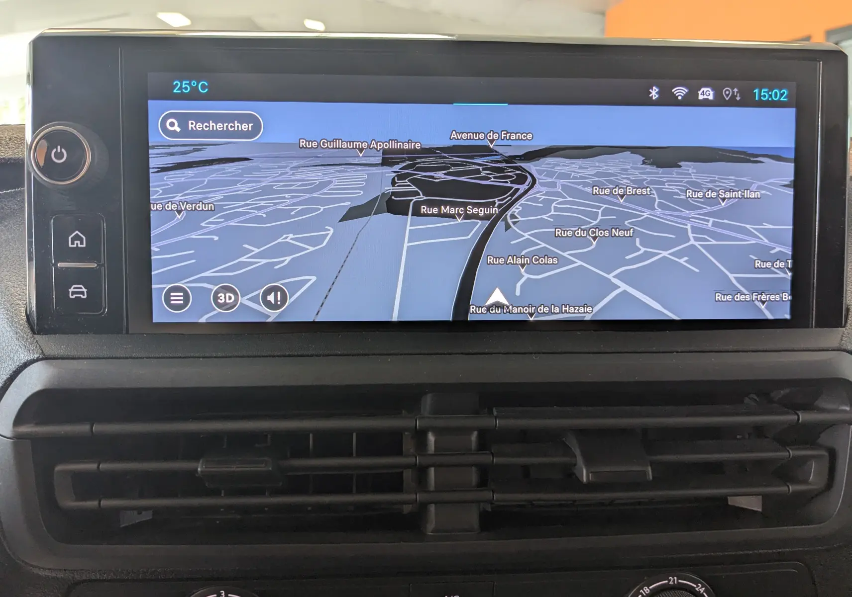 Écran tactile de navigation 3D du Fiat Scudo Fourgon XL 145 EAT8 2024, affichant une carte routière détaillée.