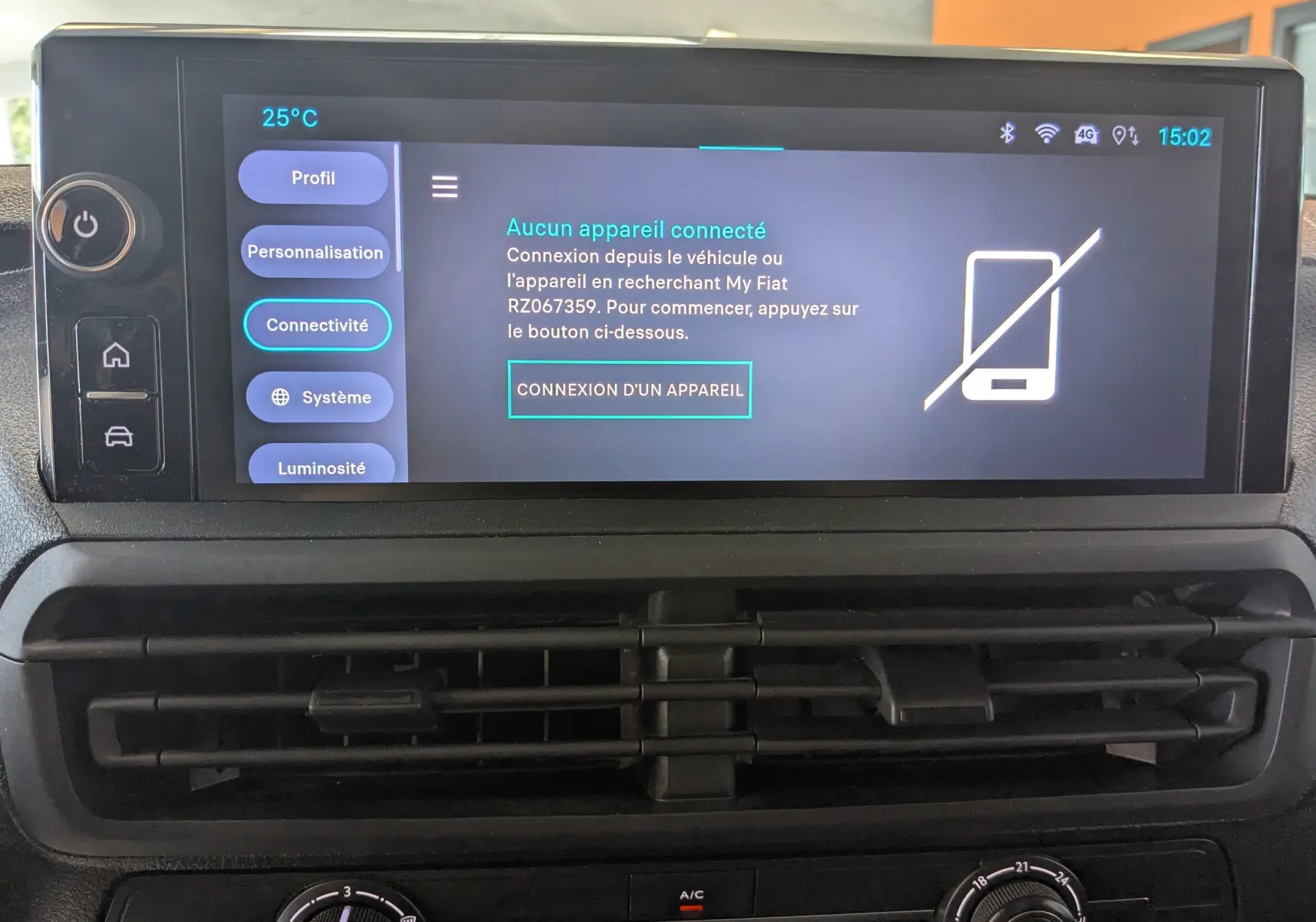 Écran tactile central du tableau de bord du Fiat Scudo Fourgon XL 145 blanc, affichant le menu connectivité.