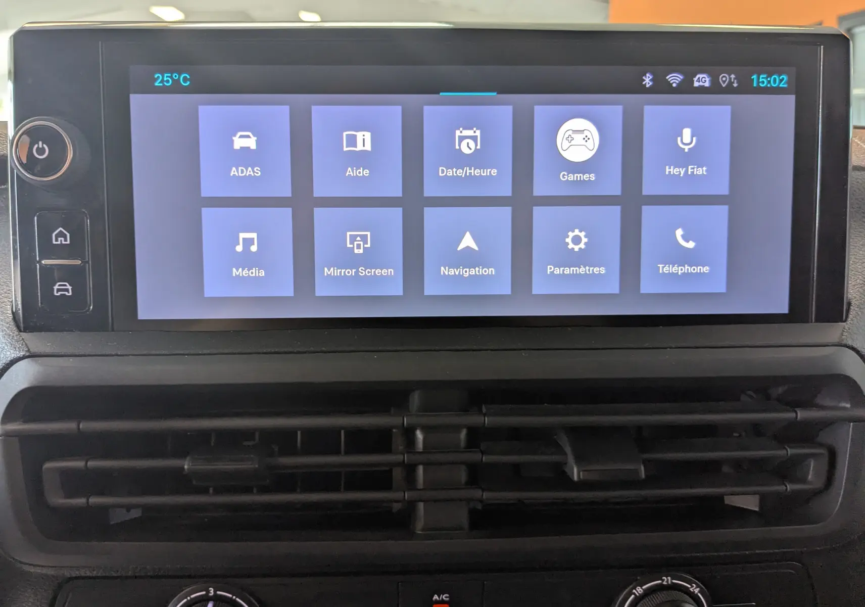 Écran tactile central du tableau de bord du Fiat Scudo Fourgon XL 145 blanc, affichant le menu principal connecté.