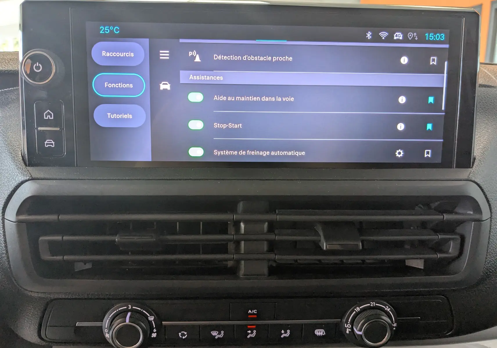 Écran tactile central du tableau de bord du Fiat Scudo Fourgon XL 145 2024 affichant les options d’assistance à la conduite.
