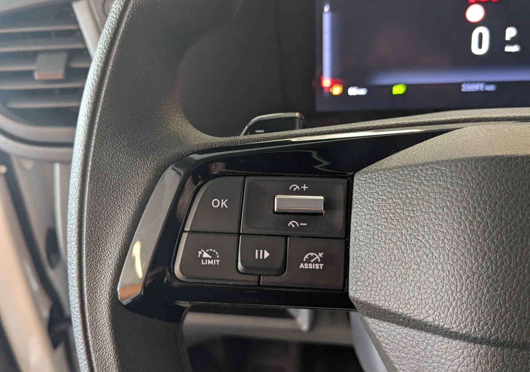 Gros plan sur les commandes au volant à gauche du tableau de bord du Fiat Scudo Fourgon XL blanc 2024.