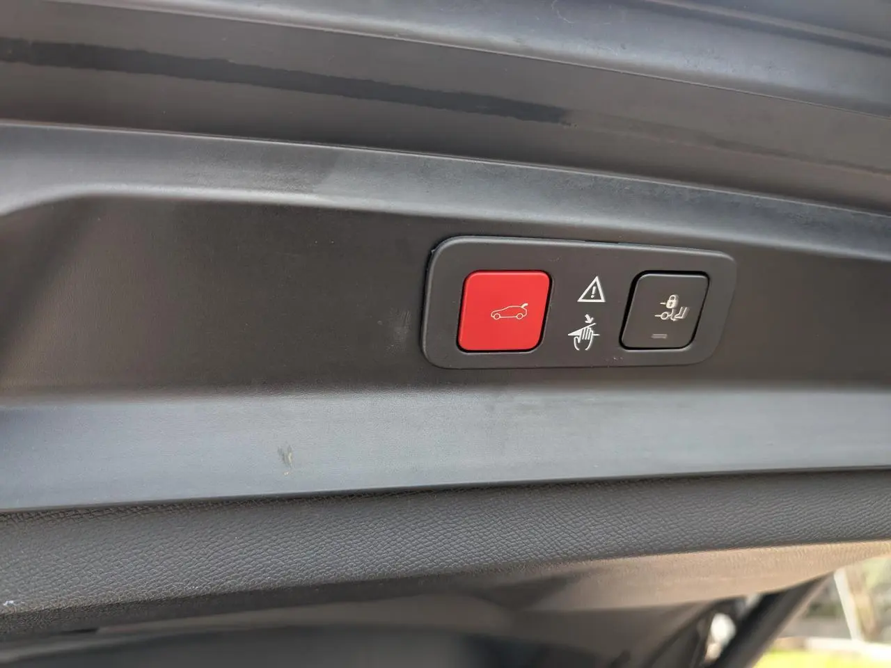 Détail du hayon motorisé gris du Peugeot 5008 GT 2023 avec boutons d'ouverture et de fermeture mains libres.