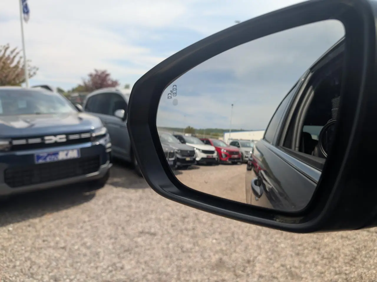 Vue latérale droite du Peugeot 5008 gris métallisé GT, avec rétroviseur extérieur noir Perla Nera visible.