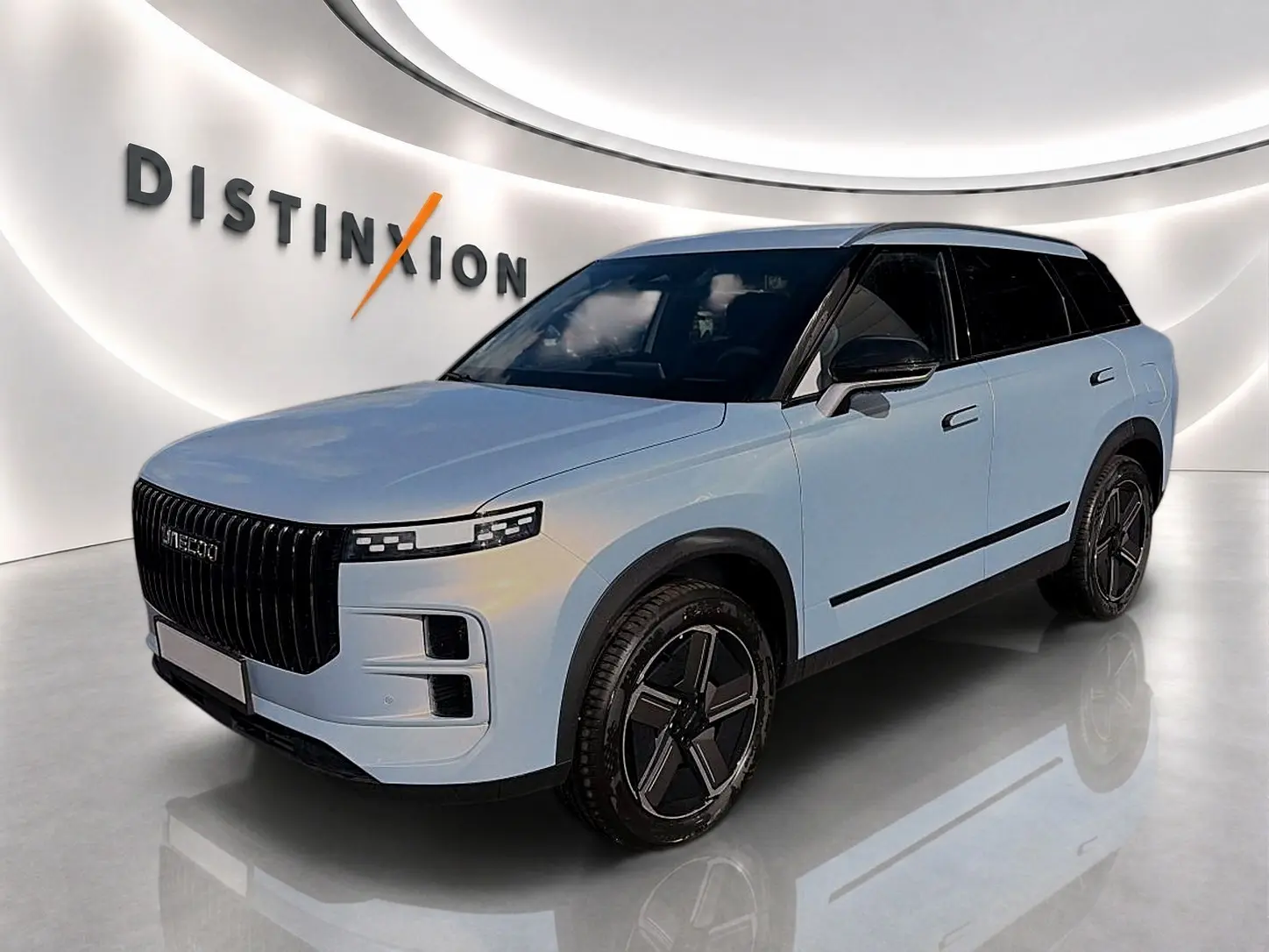 SUV JAECOO J7 gris moonlight vu en 3/4 avant droit, avec toit noir et calandre verticale noire distinctive.