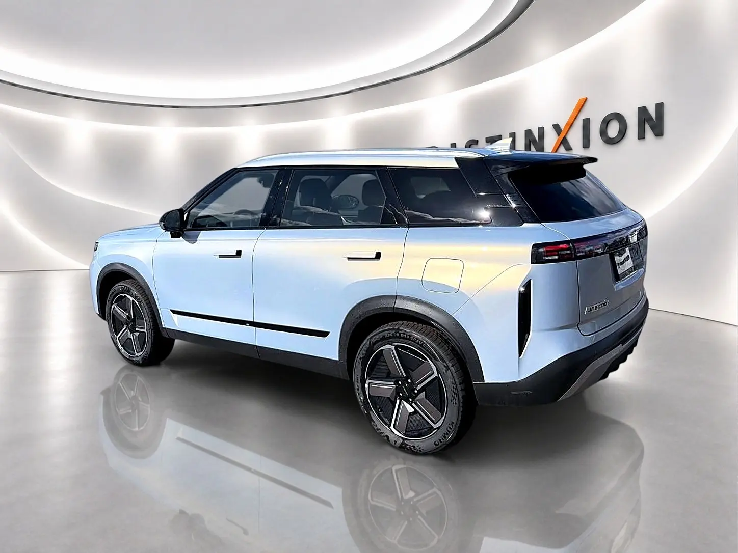 Vue 3/4 arrière droite du SUV JAECOO J7 gris moonlight avec toit noir et jantes alu distinctives.