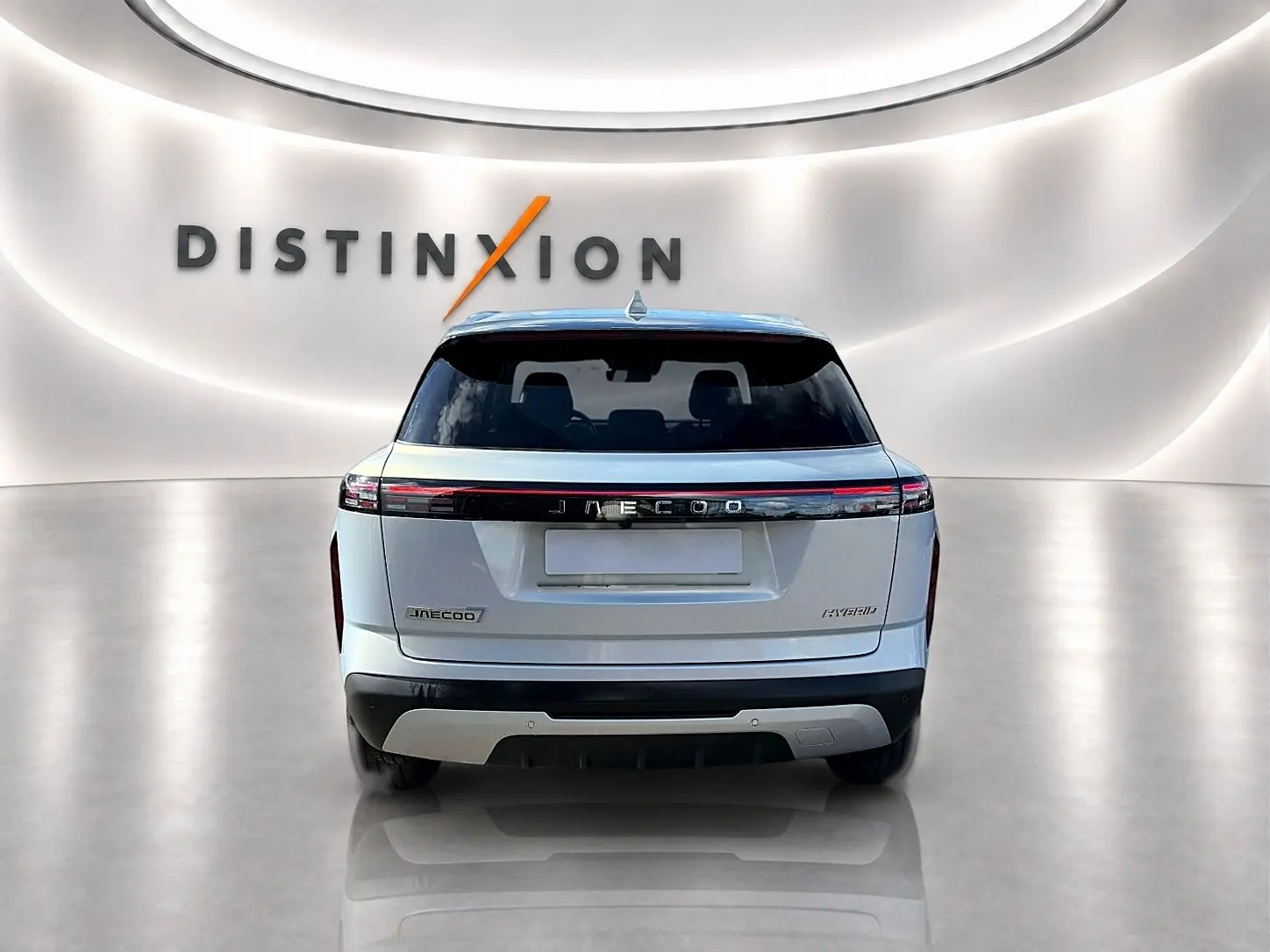 Vue arrière du SUV JAECOO J7 gris moonlight avec feux LED et logo lumineux sur fond blanc épuré.