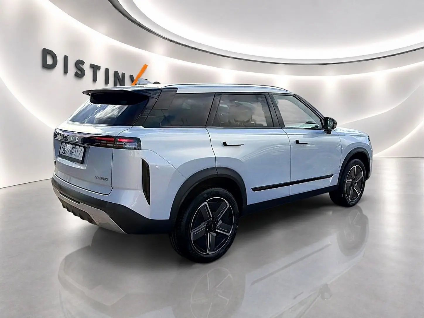 Vue 3/4 arrière droite du SUV JAECOO J7 gris moonlight avec toit noir et jantes alu au design moderne.