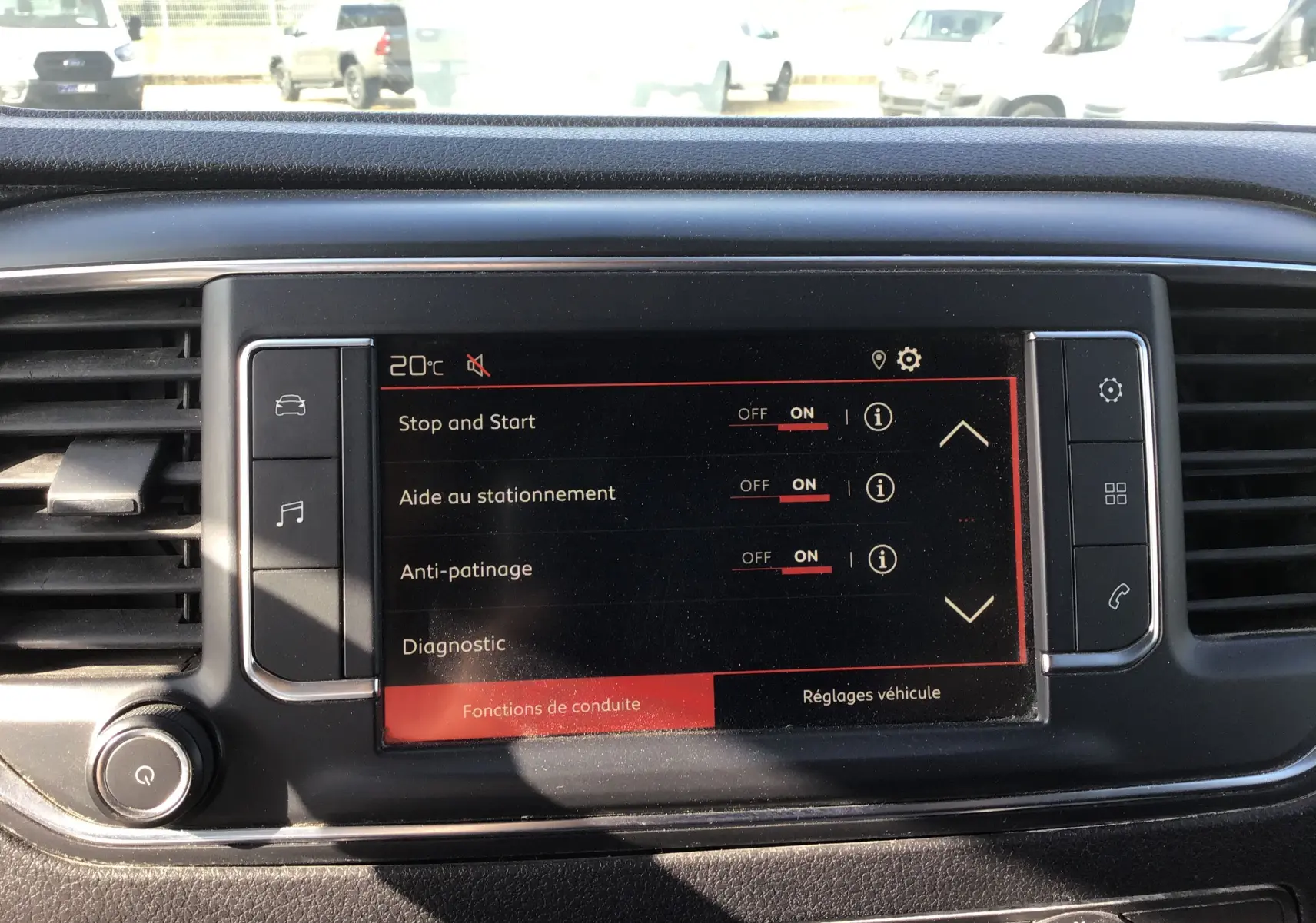 Écran tactile central du tableau de bord du Citroën Jumpy XL blanc, affichant les aides à la conduite activées.