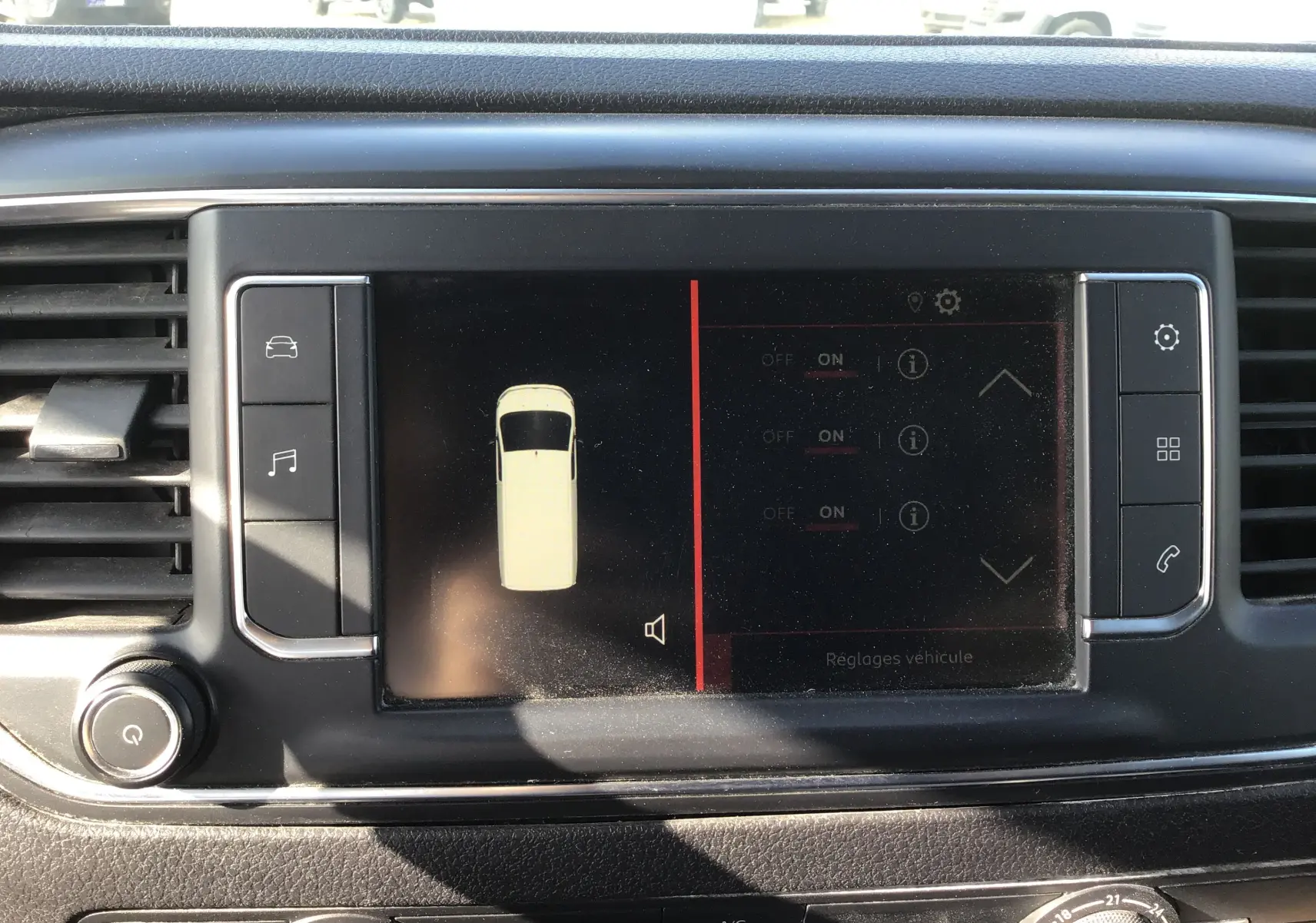 Écran central tactile du tableau de bord du Citroën Jumpy blanc 2021, affichant les réglages véhicule.