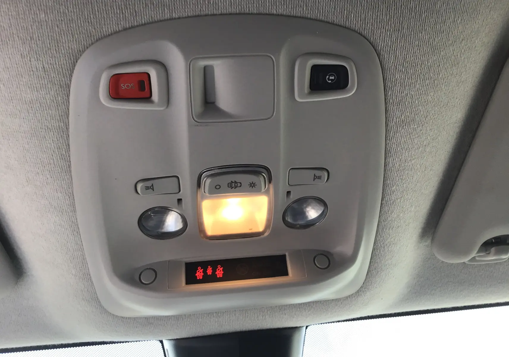 Panneau de commande de plafonnier blanc avec éclairage central allumé et bouton SOS rouge dans un Citroën Jumpy XL 2021.