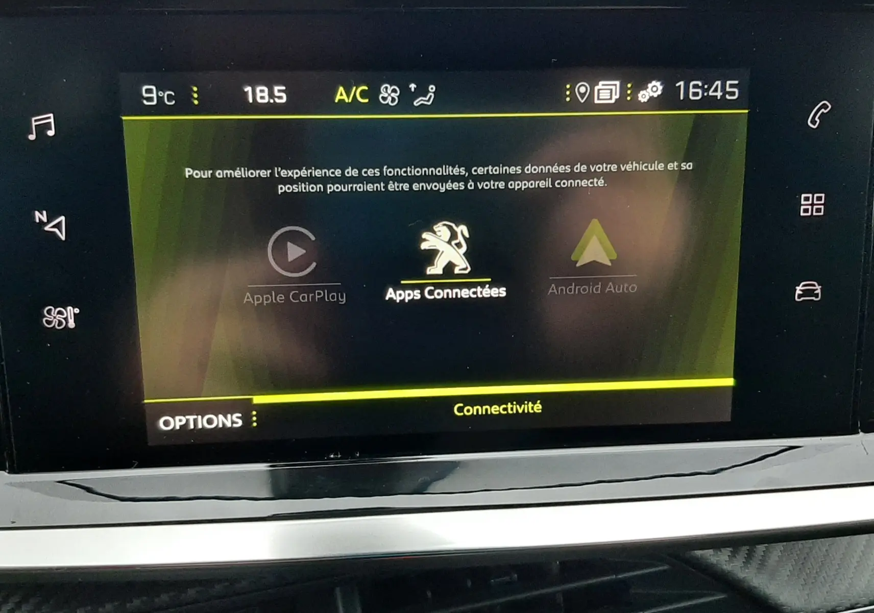 Écran tactile central du Peugeot 2008 2023 affichant les options Apple CarPlay, Android Auto et Apps Connectées.