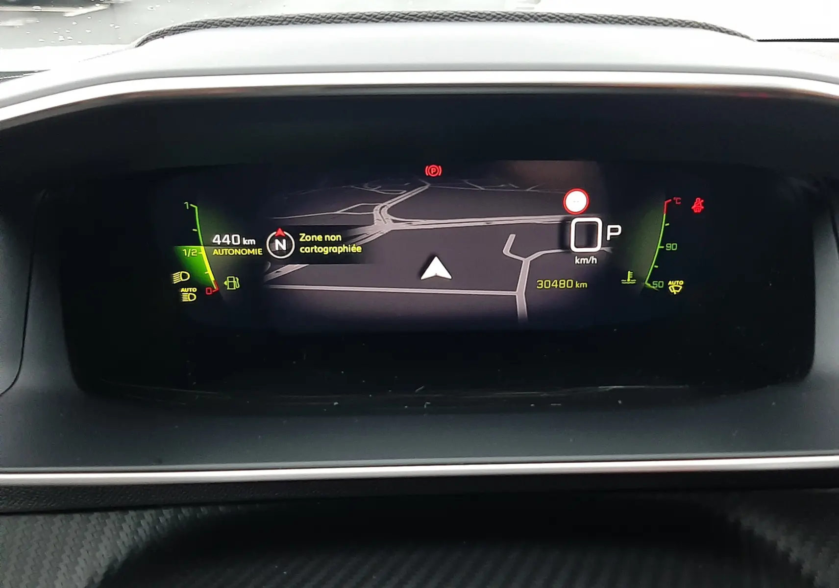 Tableau de bord numérique de Peugeot 2008 2023 montrant la navigation et l'autonomie essence restante.