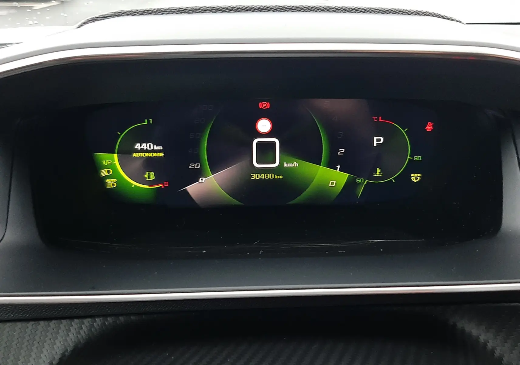 Tableau de bord numérique du Peugeot 2008 1.2 PureTech 130ch GT, affichant 30 480 km et autonomie 440 km.