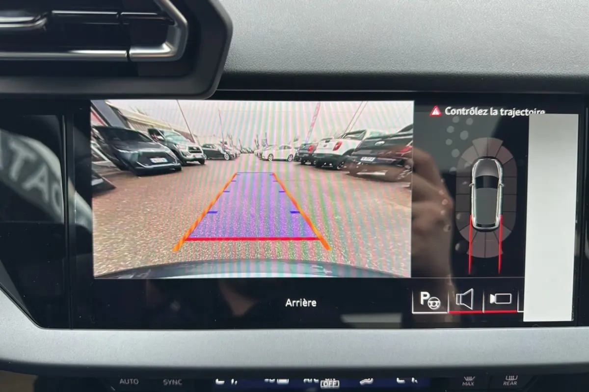 Écran central montrant la caméra de recul et l'alerte de trajectoire de l'Audi A3 gris daytona 2025.