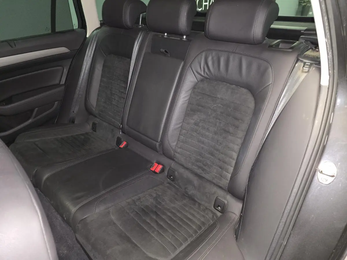 Vue côté droit de la banquette arrière en cuir noir et Alcantara de la Volkswagen Passat SW gris métallisé 2019.