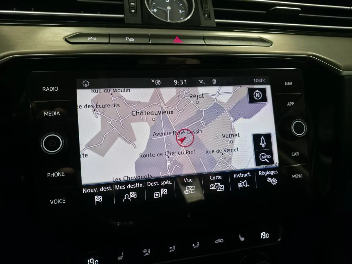 Écran tactile du système de navigation de la Volkswagen Passat SW 2019 affichant une carte détaillée avec commandes autour.