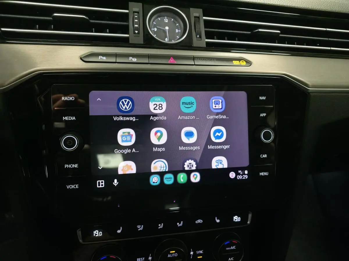 Vue rapprochée de l'écran tactile central et horloge analogique du tableau de bord de la Volkswagen Passat SW grise de 2019