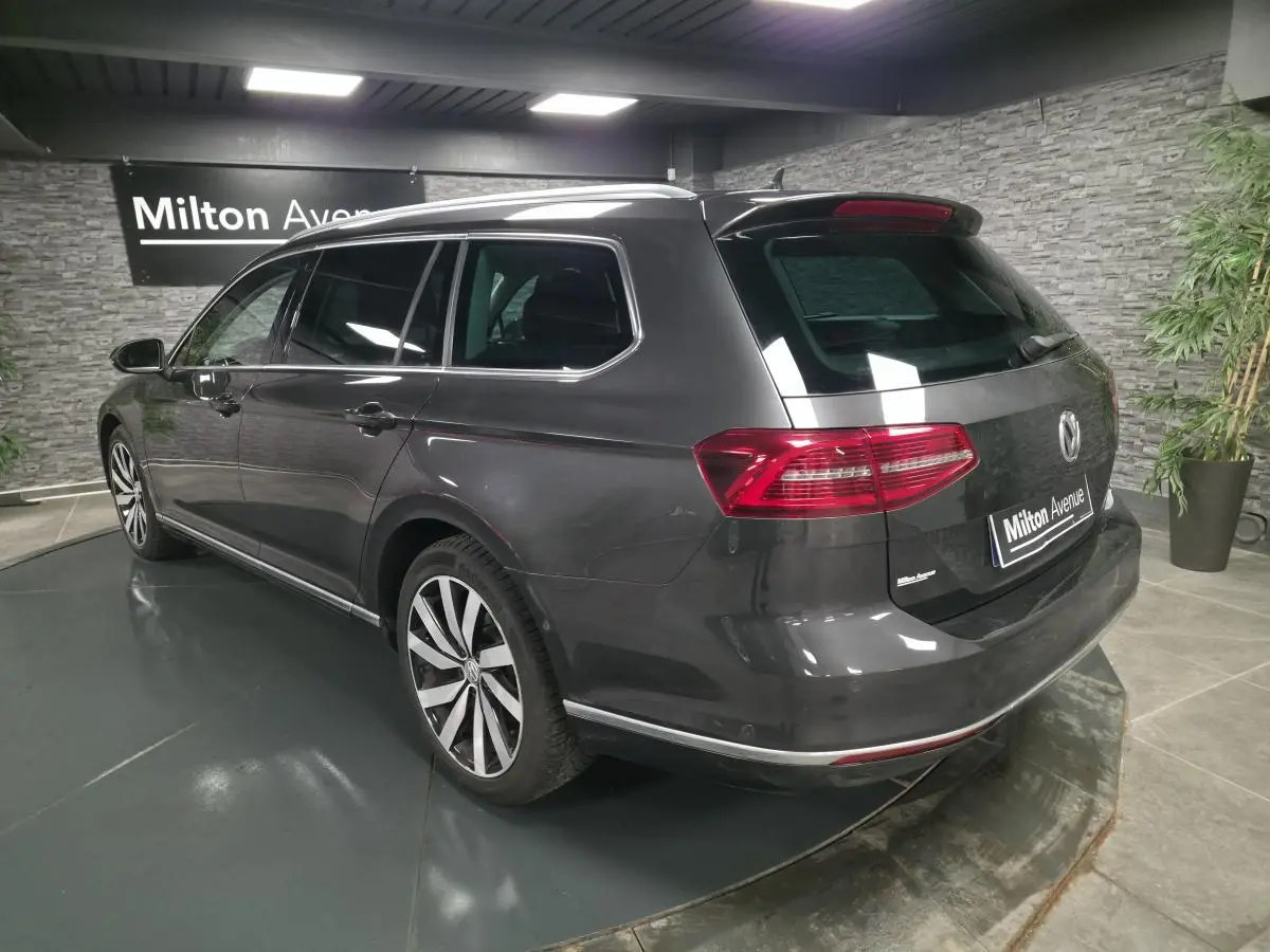 Volkswagen Passat SW gris métallisé vue 3/4 arrière droit avec jantes alliage Dartford 18 pouces