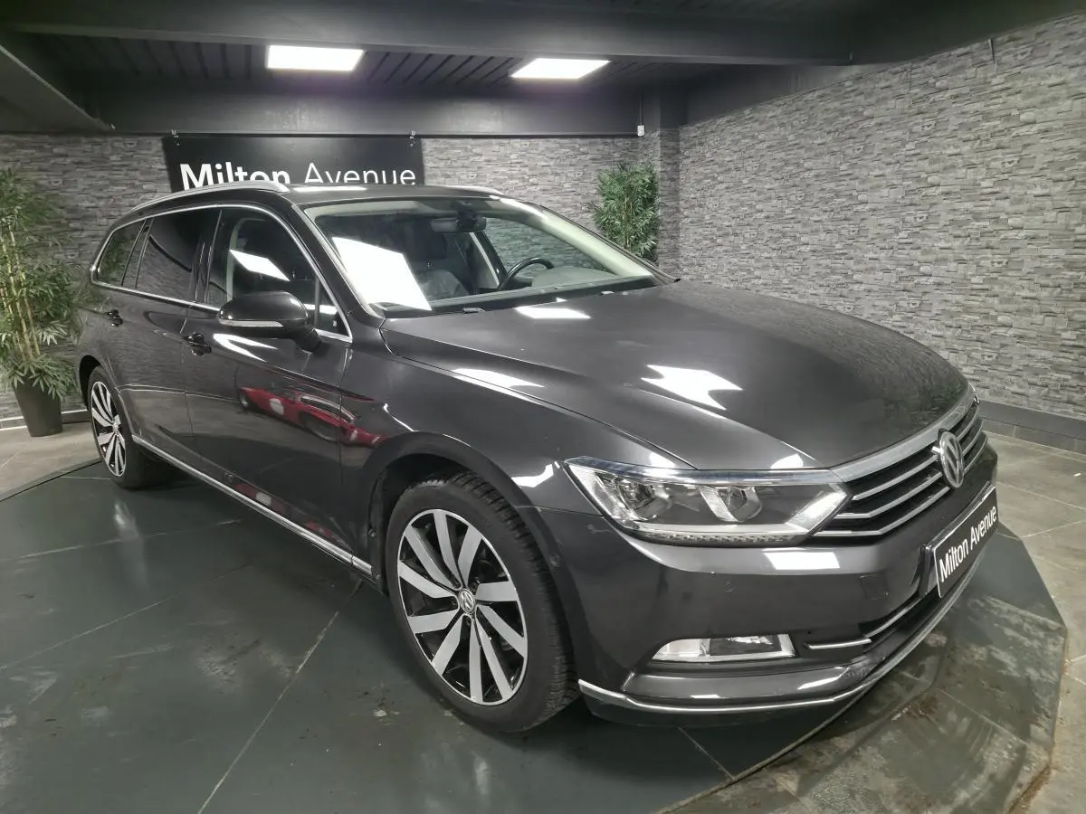 Volkswagen Passat SW gris vue 3/4 avant droit avec jantes alliage 18 pouces Dartford dans showroom.