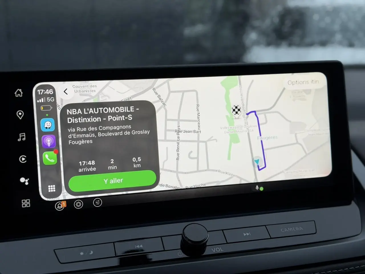 Écran tactile du système de navigation du Nissan Qashqai 2025 affichant un itinéraire en ville.