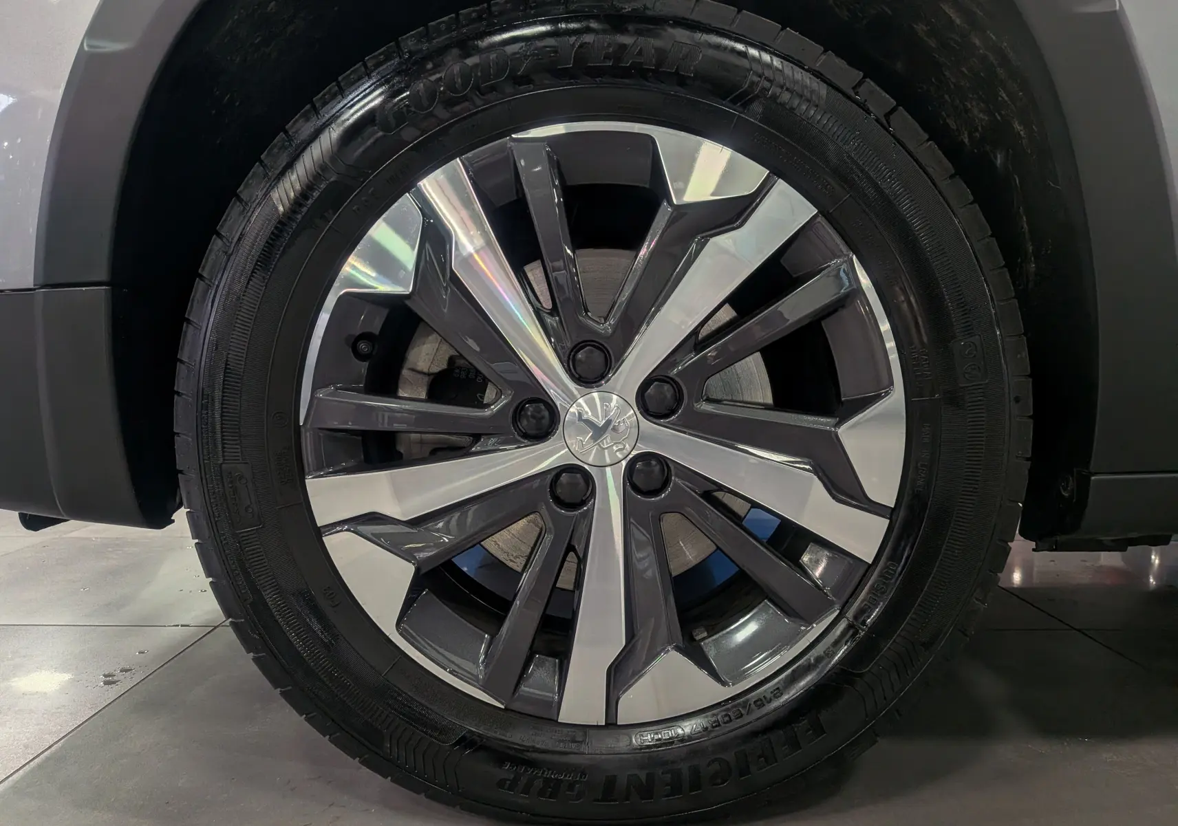 Gros plan sur la jante alliage biton du côté gauche d’un Peugeot Rifter 2024 gris Artense.