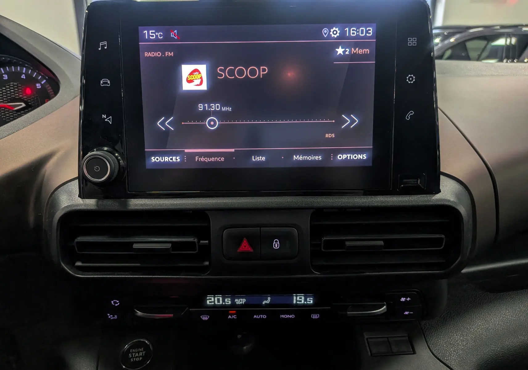 Vue rapprochée de l’écran tactile central du Peugeot Rifter 2024 gris Artense affichant la radio FM sur fréquence 91.30 MHz.