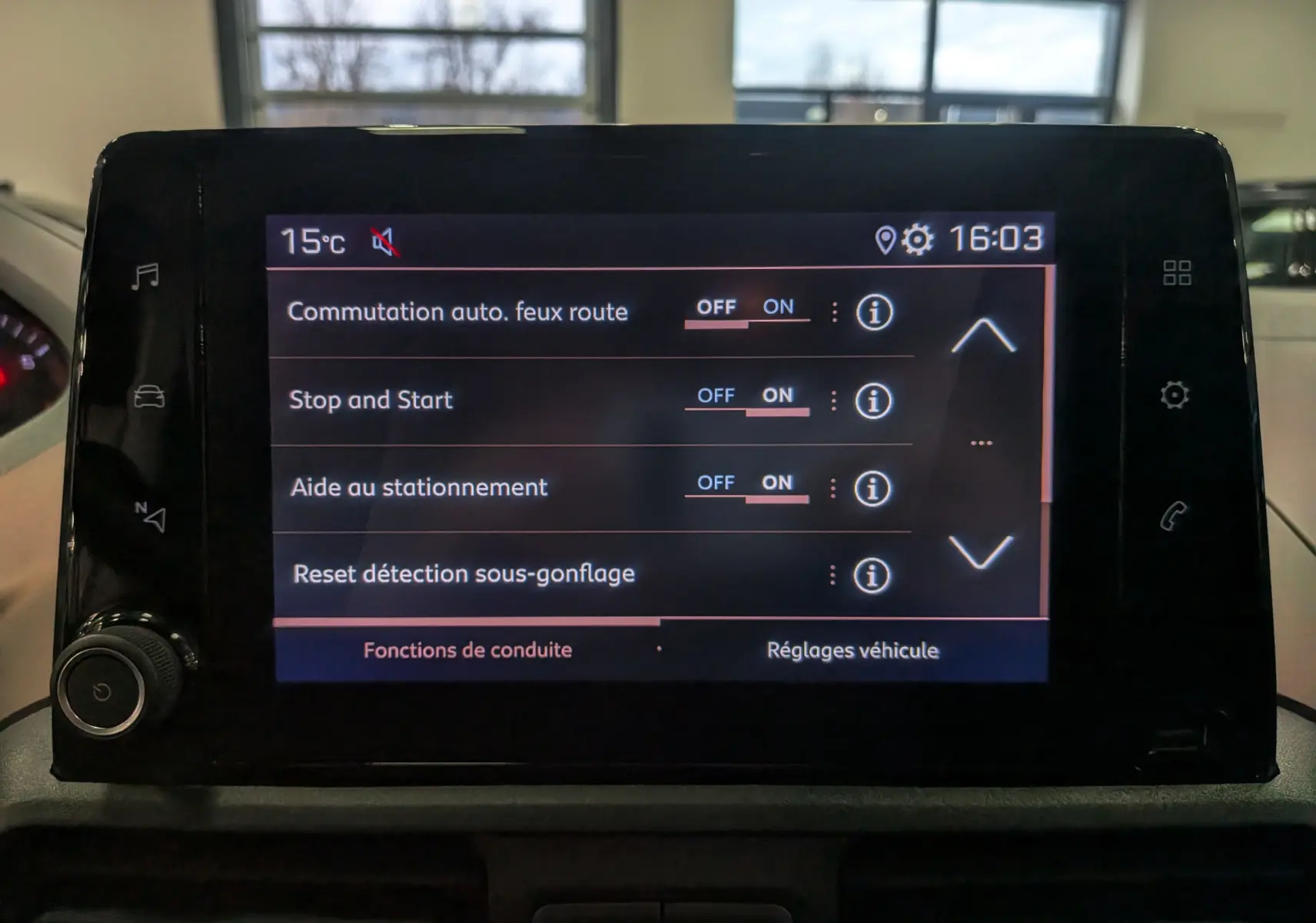 Écran tactile central du Peugeot Rifter 2024 affichant les réglages d’aide à la conduite, vue de face.