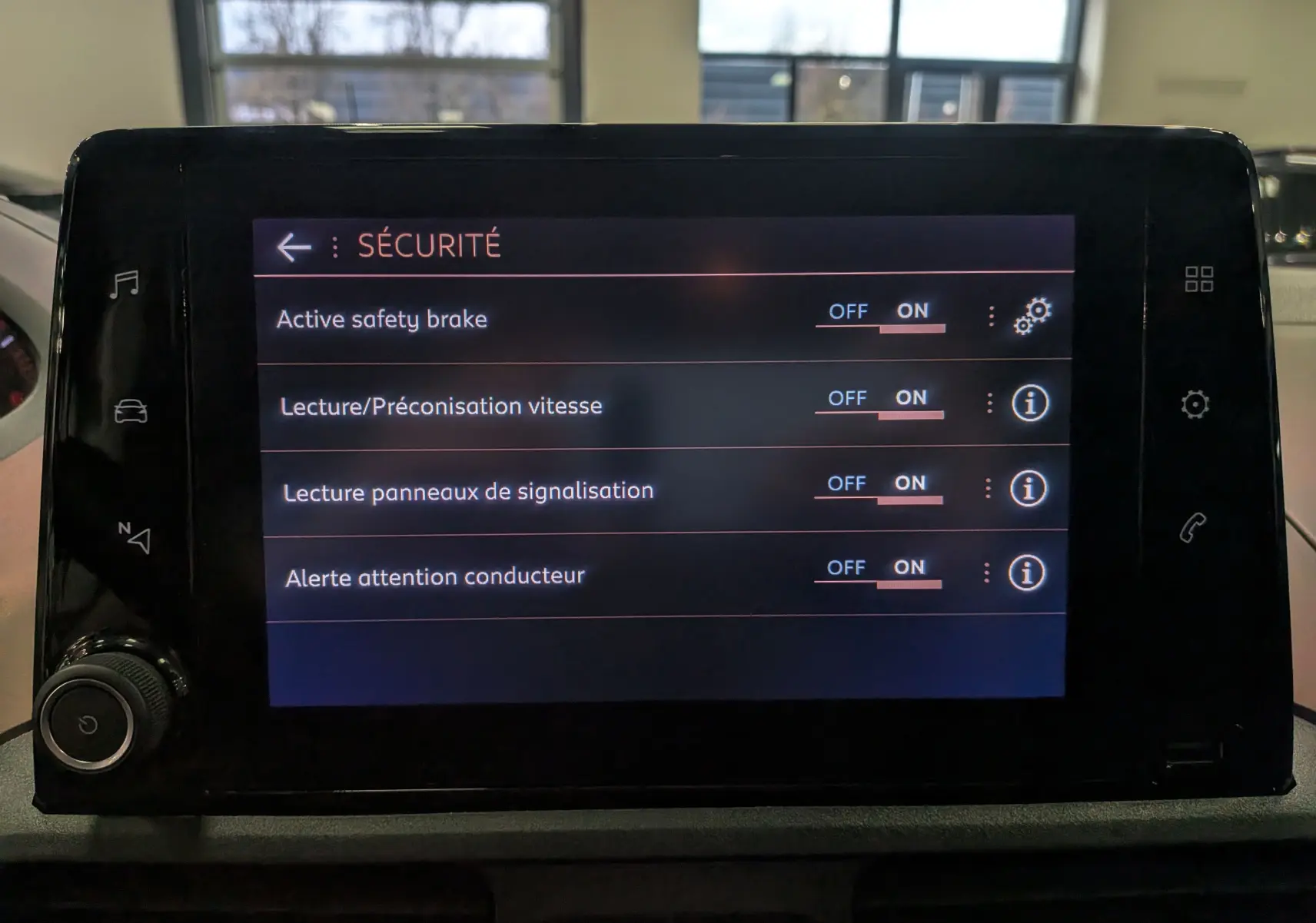 Écran tactile central du Peugeot Rifter 2024 affichant les options de sécurité activées, vue de face intérieure.