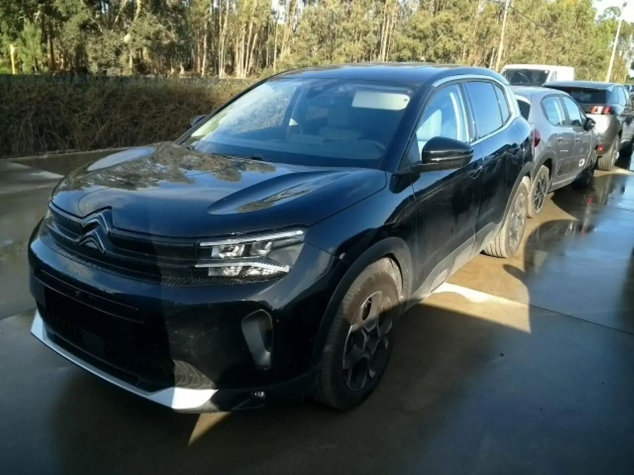 Citroën C5 Aircross noir Perla vue 3/4 avant droit, avec jantes alliage et toit bi-ton noir.
