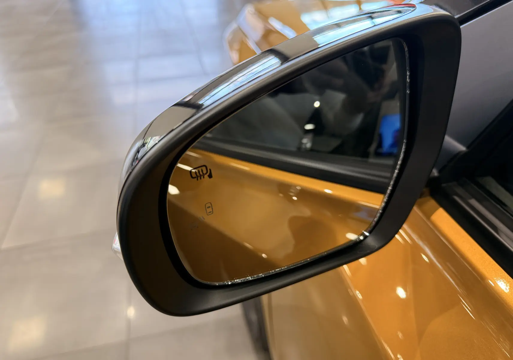 Rétroviseur côté gauche du Suzuki Vitara 1.5 Dualjet Hybrid jaune toit noir, avec fonction dégivrage visible.