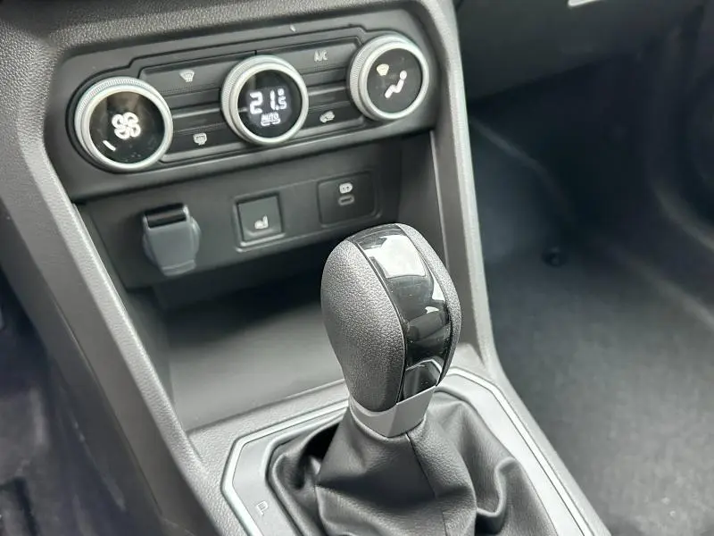 Gros plan sur le levier de vitesses automatique et la console de climatisation du Dacia Jogger noir nacré 2025.