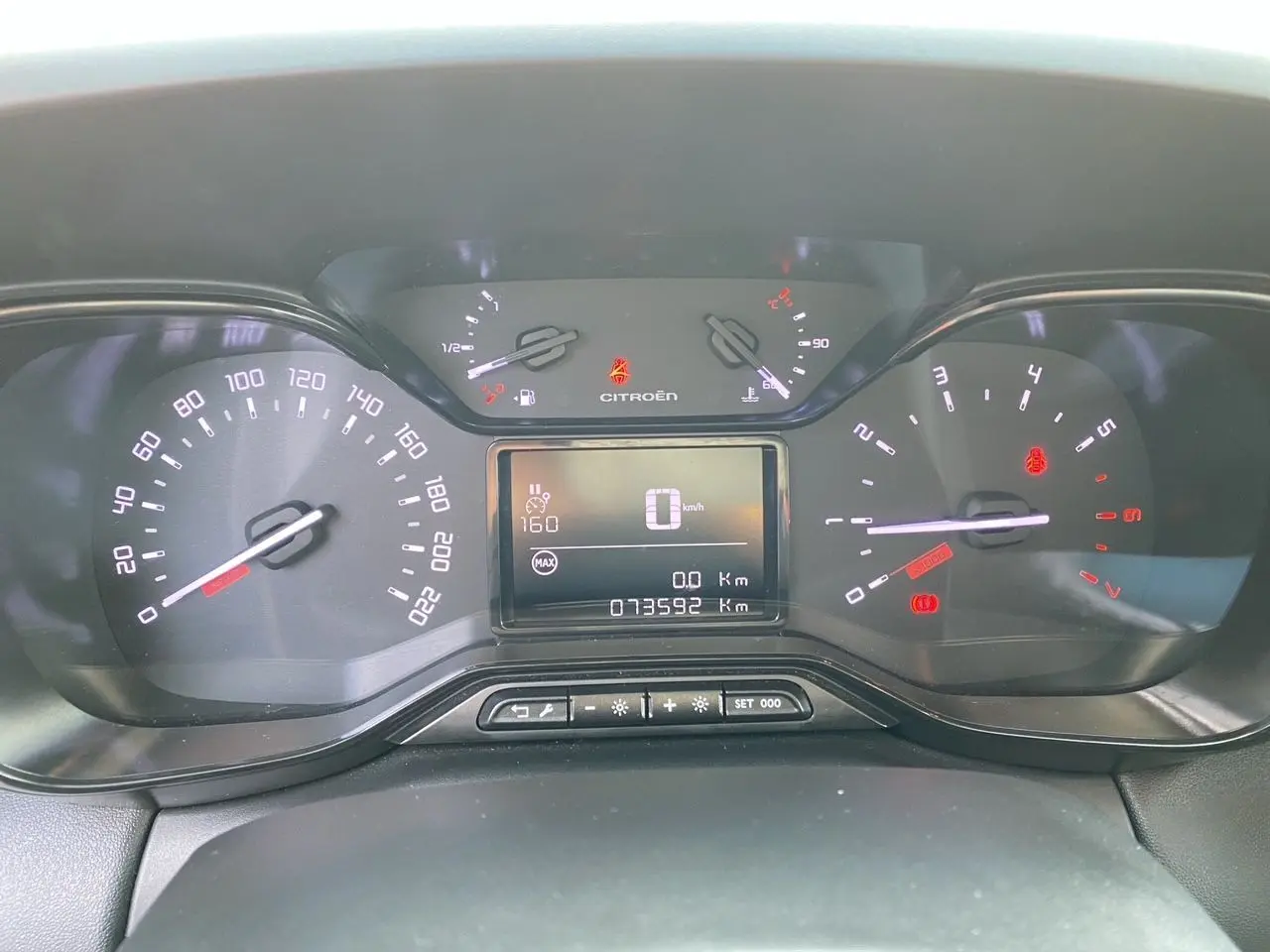 Vue rapprochée du tableau de bord numérique de la Citroën C3 Aircross 2022, affichant la vitesse à 0 km/h.