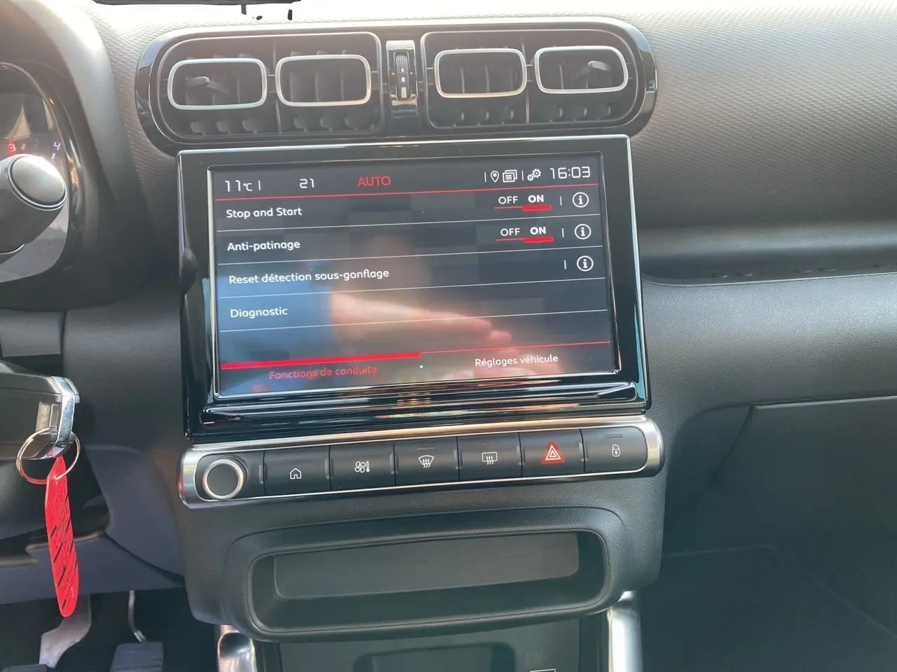 Vue rapprochée de la console centrale du Citroën C3 Aircross gris platinium, écran tactile affichant les réglages de conduite.