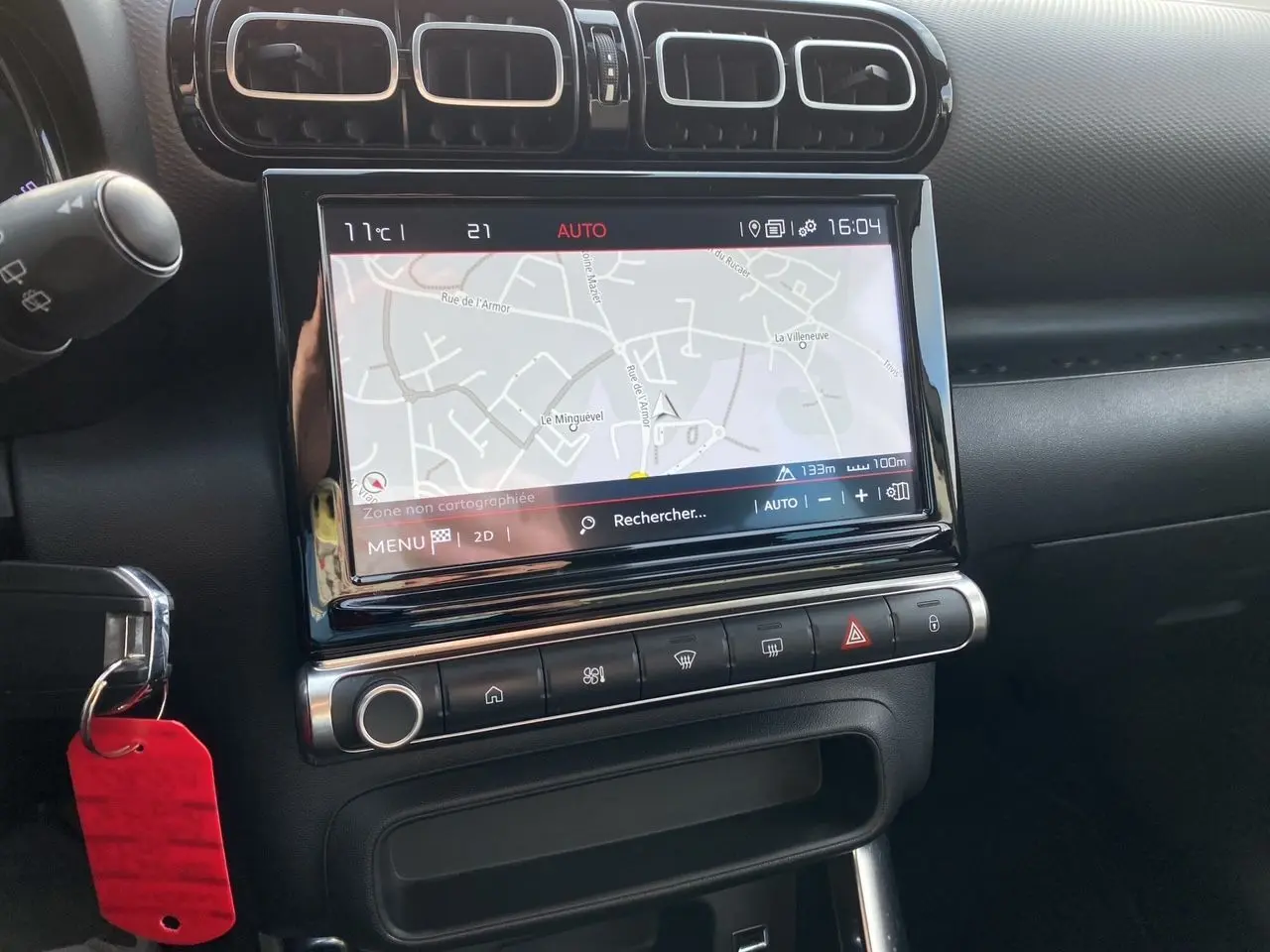 Vue rapprochée de la console centrale de la Citroën C3 Aircross gris platinium, avec écran tactile affichant la navigation.