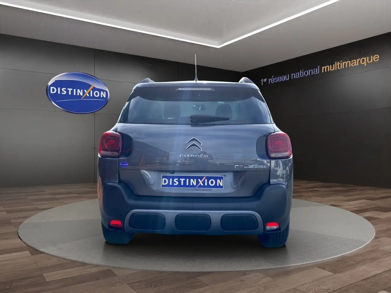 Vue arrière d’un Citroën C3 Aircross gris platinium 2022 avec feux arrière LED et caméra de recul visible.