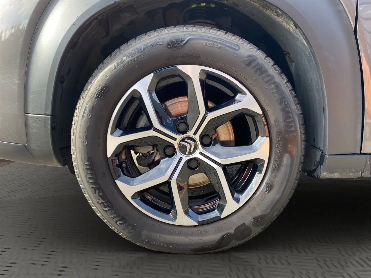 Gros plan sur la roue avant droite gris platinium de la Citroën C3 Aircross 2022 avec jante alliage et pneu Bridgestone.