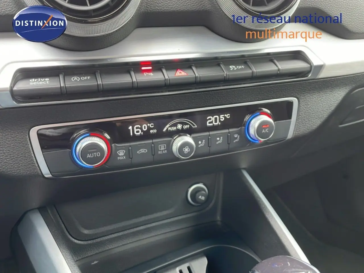 Vue rapprochée de la console centrale de l'Audi Q2 35 2.0 TDI S-Line 2025, avec commandes climatisation et boutons fonctionnels.