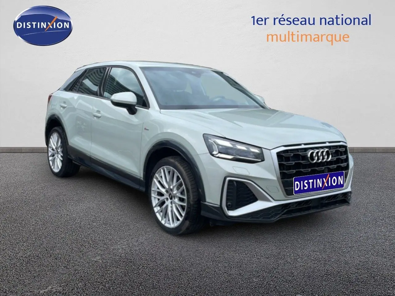 Audi Q2 argent rose métal en 3/4 avant droit, avec calandre noire et jantes alliage distinctives.