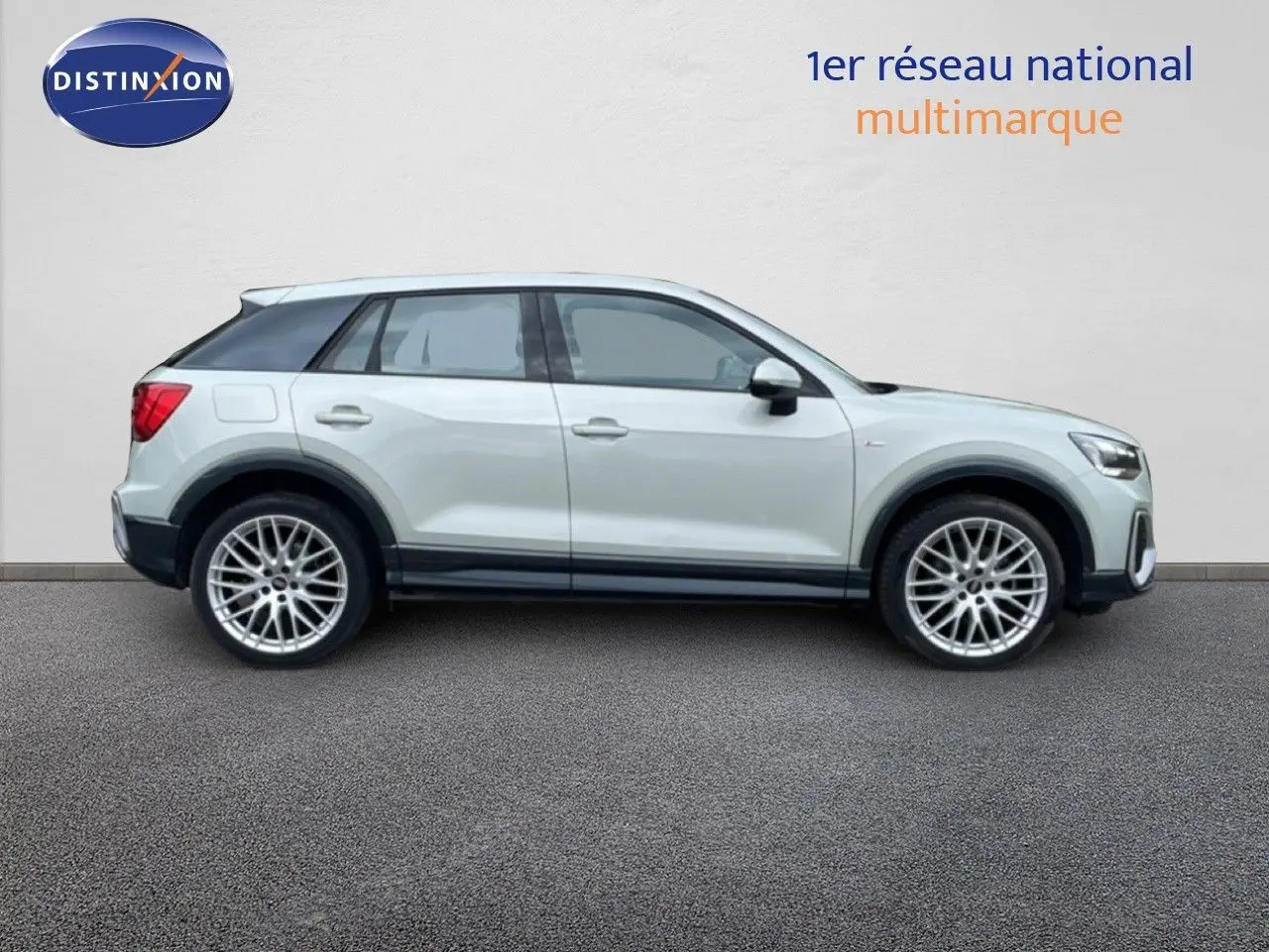 Profil droit d'un Audi Q2 35 2.0 TDI S-Line 2025 en argent rose métal avec jantes alliage 19 pouces.